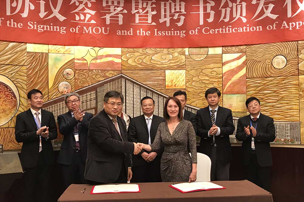 Signing a Memorandum of Understanding between CARM and USC Chan to jointly advance rehabilitation in China / Photo by Adley Chan