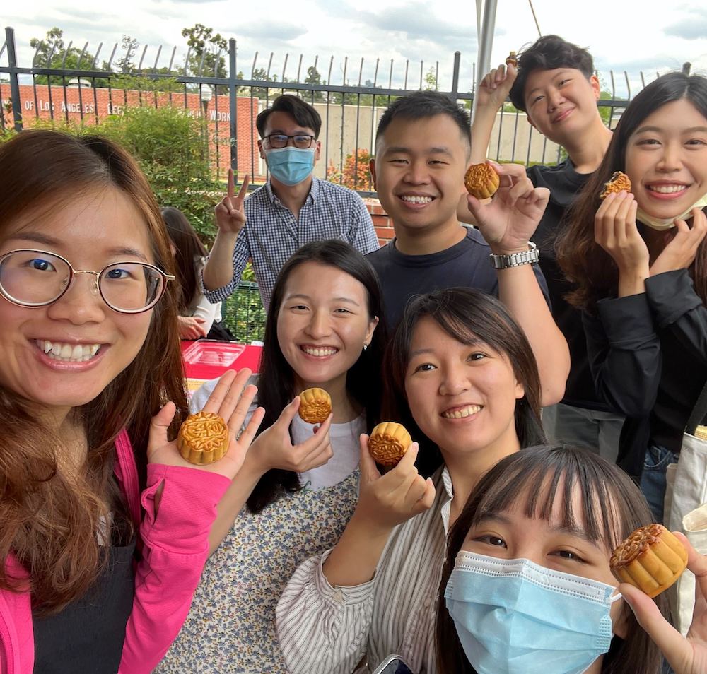 Post-professional master’s students Jessica Huang, Joanne Yu, Mandy Lo, Howard Chin, Sklyer Chen, Hallie Lu and Phoebe Yang enjoy mooncakes with Assistant Professor James Lee